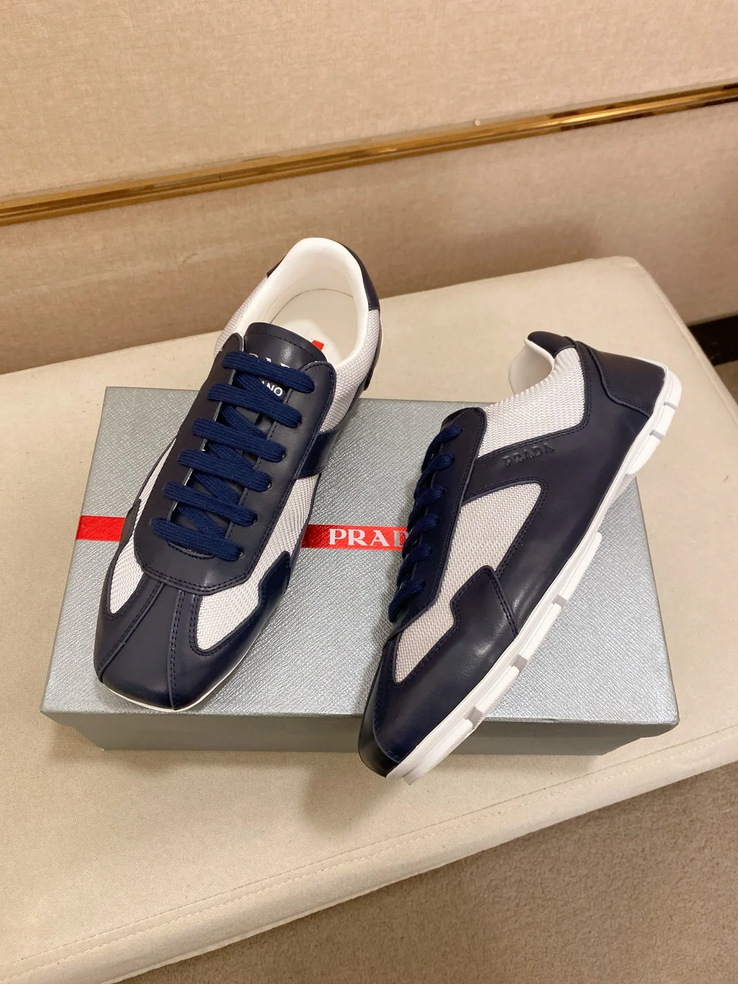 Men's shoes 💰 480💰 ✔️✔️✔️Top high version High-quality new PRADA (Prada) counters are launched at the same time. The new men's shoes and 😘fabrics are purely handmade in Niujing. Lining: Full cowhide lining. 👍🏿High-end☄️Open-molded non-slip rubber outsole, exquisite lines, simple and elegant, comfortable and high-end for leisure travel. Code number: 38-44. Can be customized45